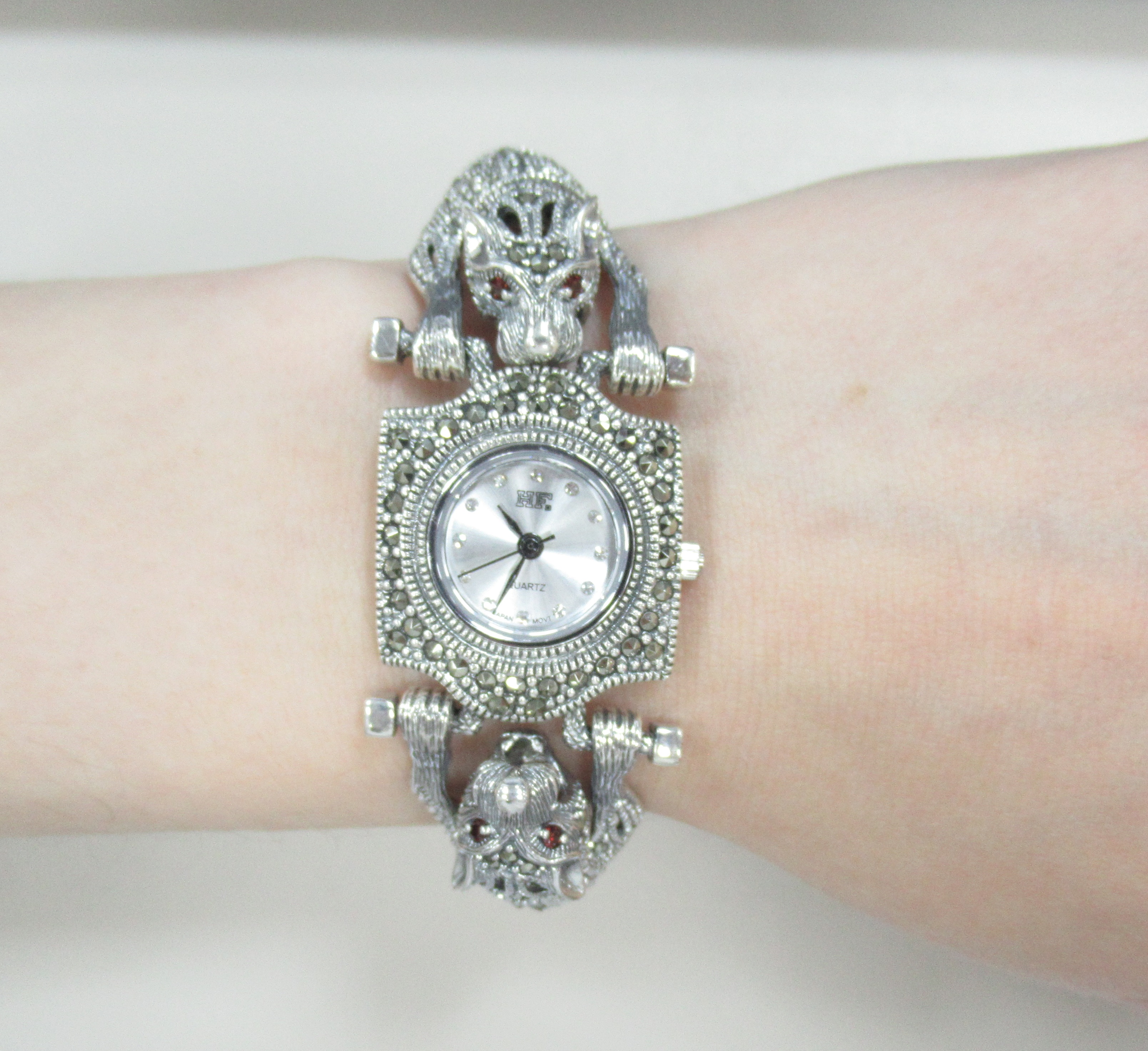 Серебряные часы с гранатами и марказитами "Пантеры"